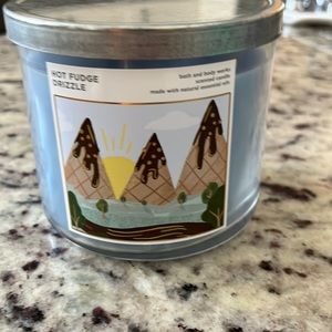Bath and Bodyworks hot fudge drizzle candle new